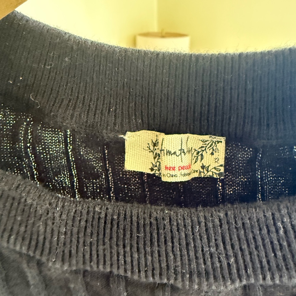 Black Ribbed Short Sleeve Sweater - Picture 2 of 3